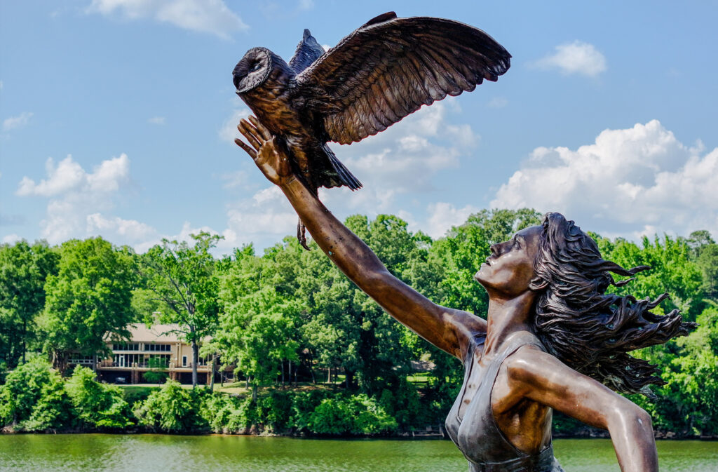 Dynamic photo of the Minverva statue near the riverfront